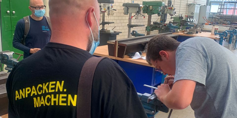 Sven und Christian sprechen mit Azubi - Überbetriebliche Ausbildungszentrum (ÜAZ) in Brandenburg an der Havel