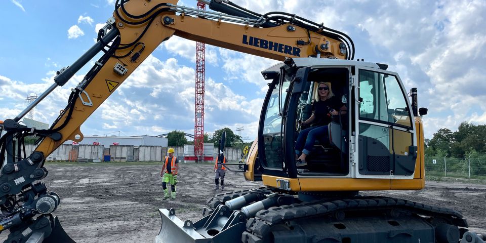 Janin im Bagger - Überbetriebliche Ausbildungszentrum (ÜAZ) in Brandenburg an der Havel